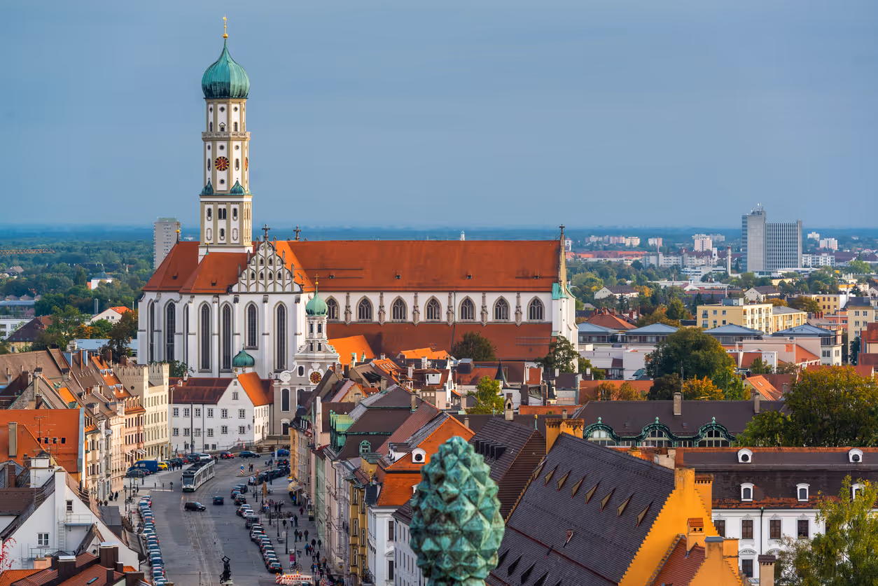 Luftaufnahme von Augsburger Basilika und Altstadt.