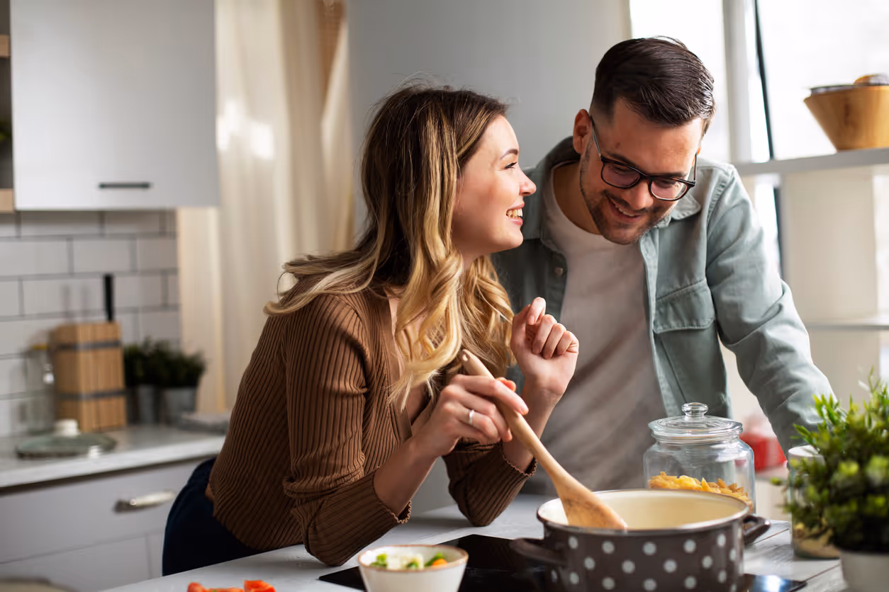 Paar beim gemeinsamen Kochen in der Küche.