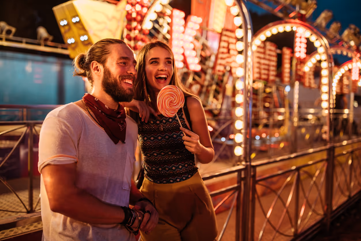 Paar genießt einen romantischen Abend auf dem Jahrmarkt