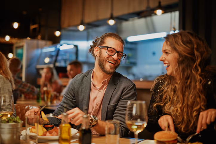 Ein junges Paar lacht im Restaurant