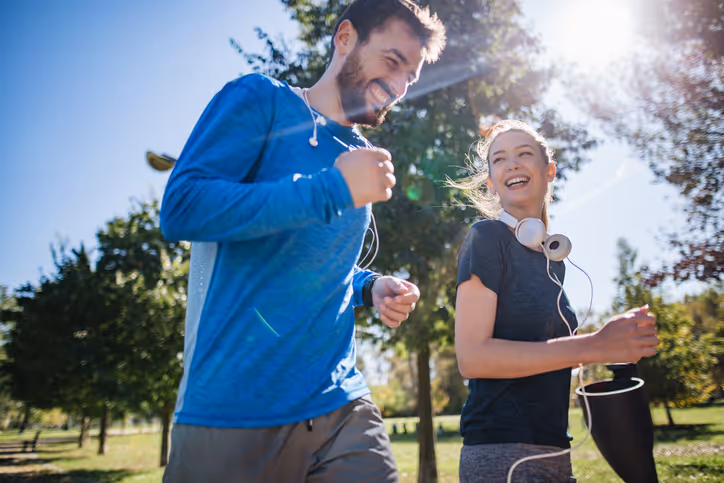 Junges Paar beim Joggen lächelnd