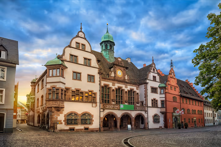 Altes Rathaus bei Sonnenaufgang in Freiburg