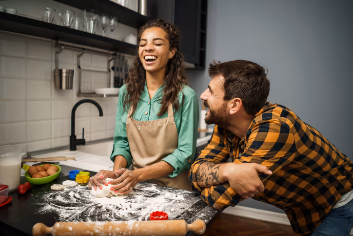 Paar beim Backen in der Küche