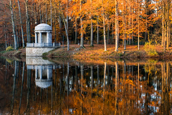 Deuss-Tempel am Fluss in Krefeld