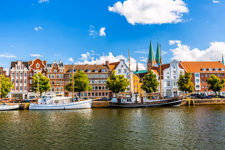 Lübecker Hafenblick mit traditionellen Häusern und Booten