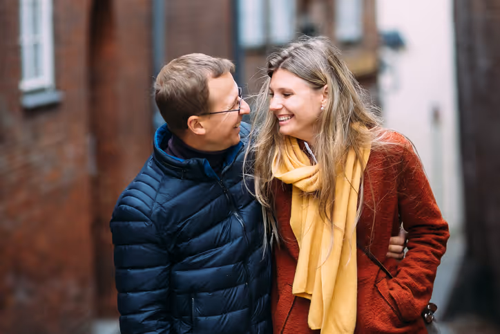 Reifes Liebespaar geht zu Fuß durch die Lübecker Altstadt