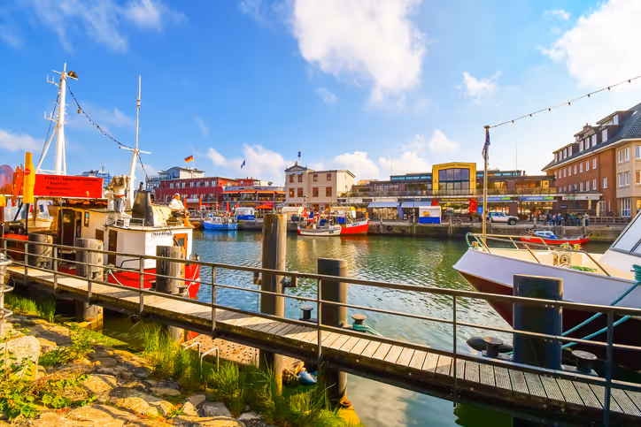 Hafenpromenade in Warnemünde am Alten Strom mit Booten, Anlegern und typischer norddeutscher Architektur