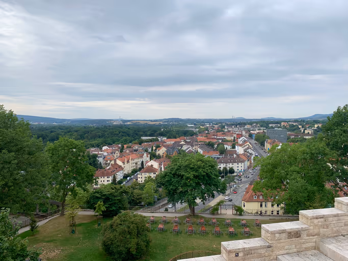 Ein Blick über die Stadtlandschaft von Kassel mit grünen Bäumen und Gebäuden.