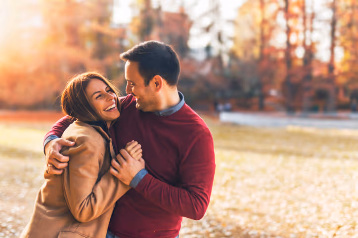 Reifes Paar genießt einen Herbstspaziergang