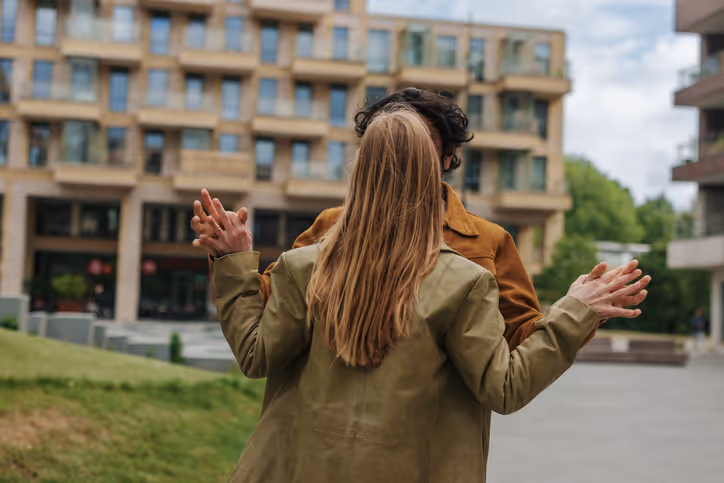 Ein Paar tanzt draußen in einer städtischen Umgebung