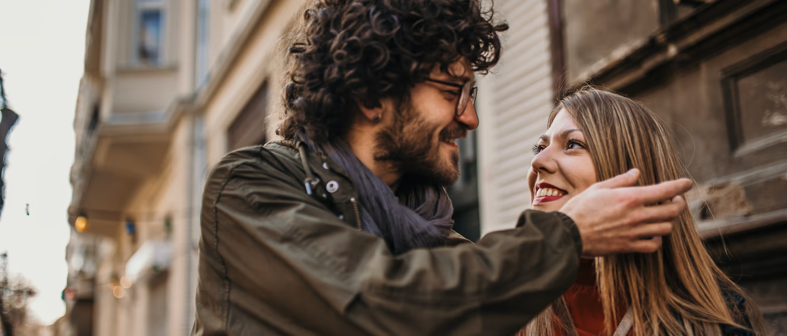 Junges Paar zu Fuß in der Stadt