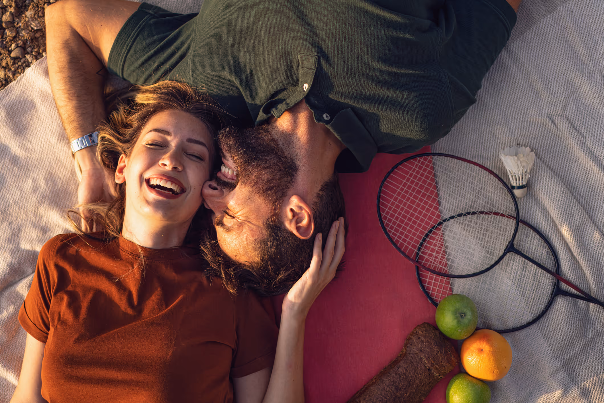 Glückliches junges Paar auf Picknickdecke