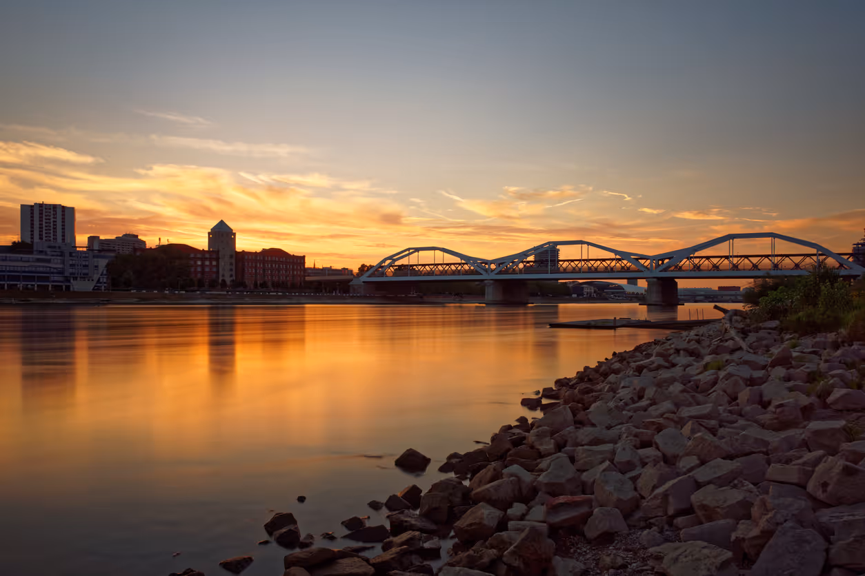 Brücke und Skyline in Ludwigshafen am Rheine bei Sonnenuntergang