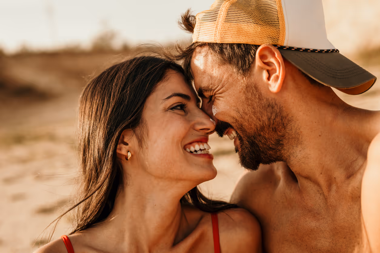 Nahaufnahme von zwei Personen, deren Gesichter sich im Freien sehr nahe sind