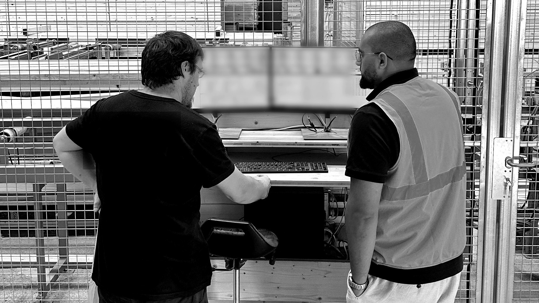 Un consultant Kayro et un opérateur devant le poste de commande d'une ligne de production