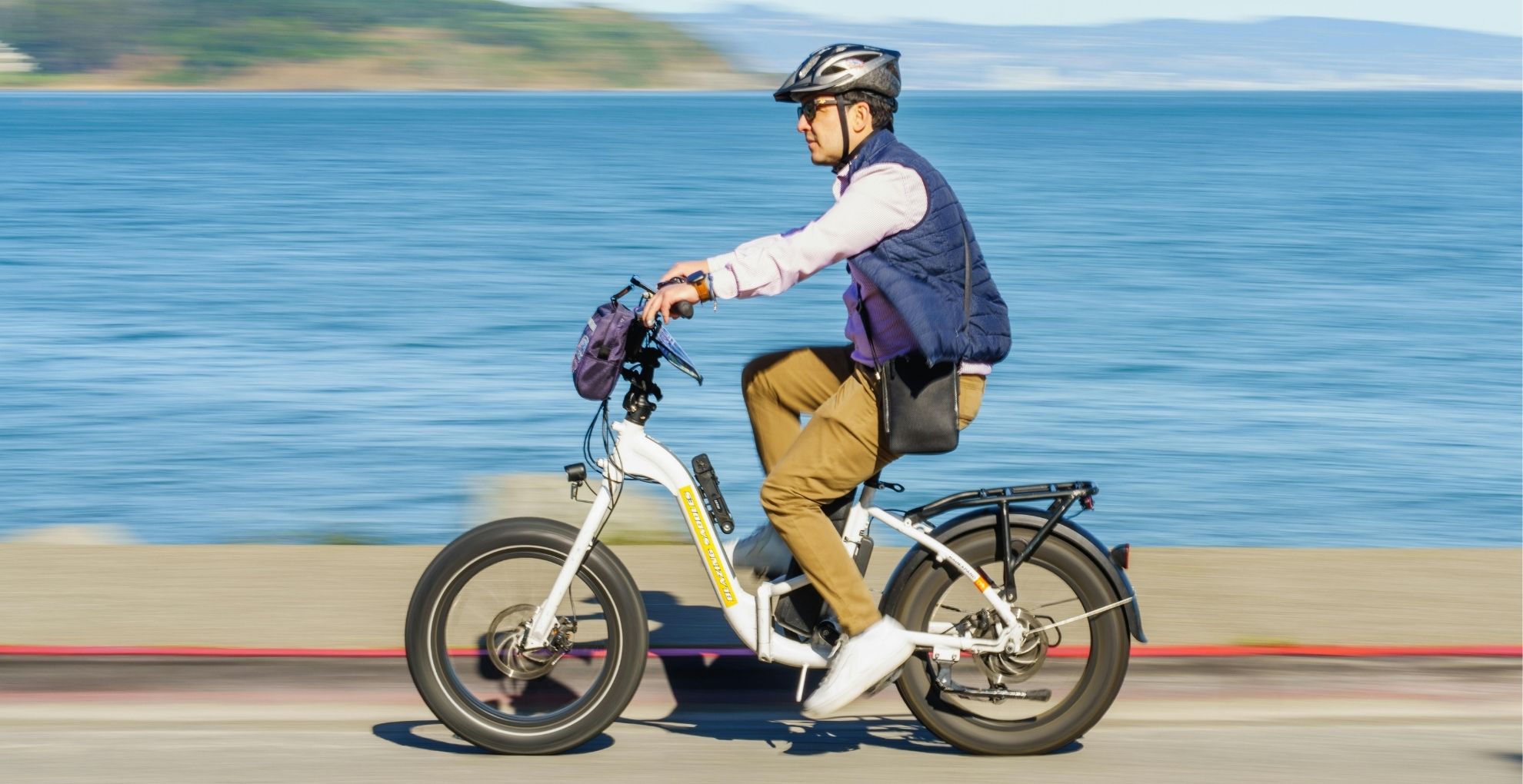 Man op elektrische fiets bij water