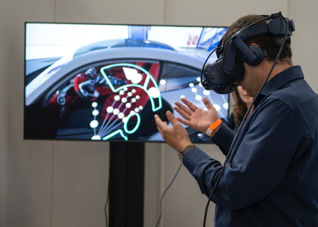 homme durant un événement qui découvre la réalité augmentée 
