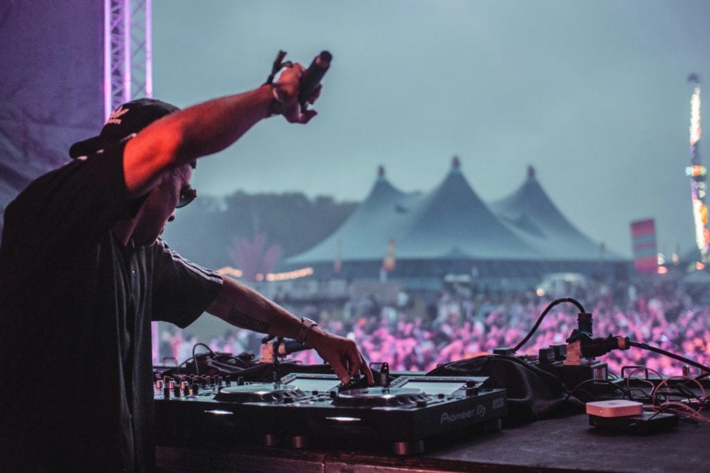 dj lors d'un festival