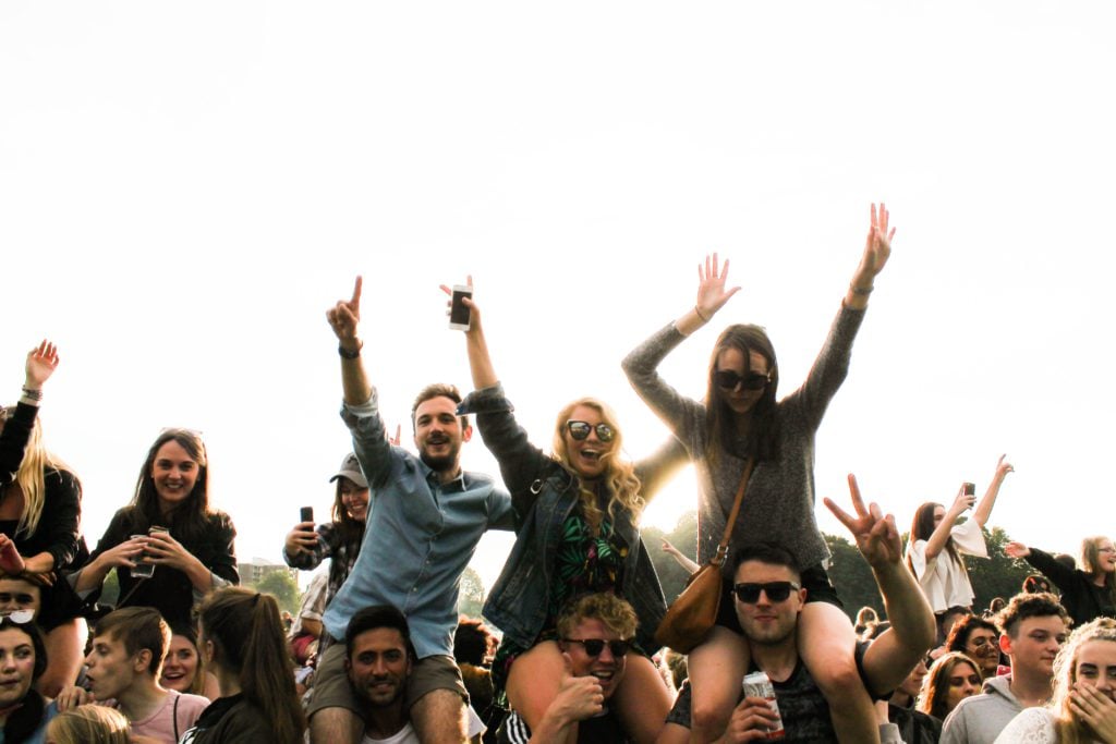 festivaliers heureux lors d'un événement