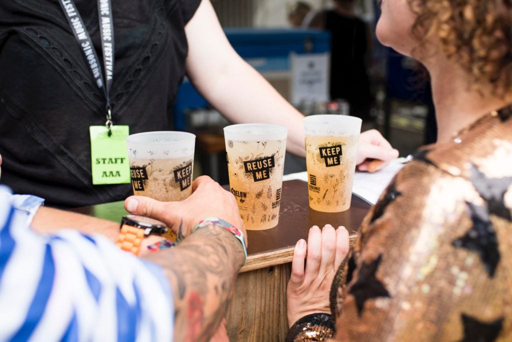 photo table bar avec 3 ecocups et boissons