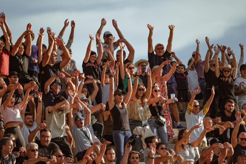 spectateurs dans les tribunes