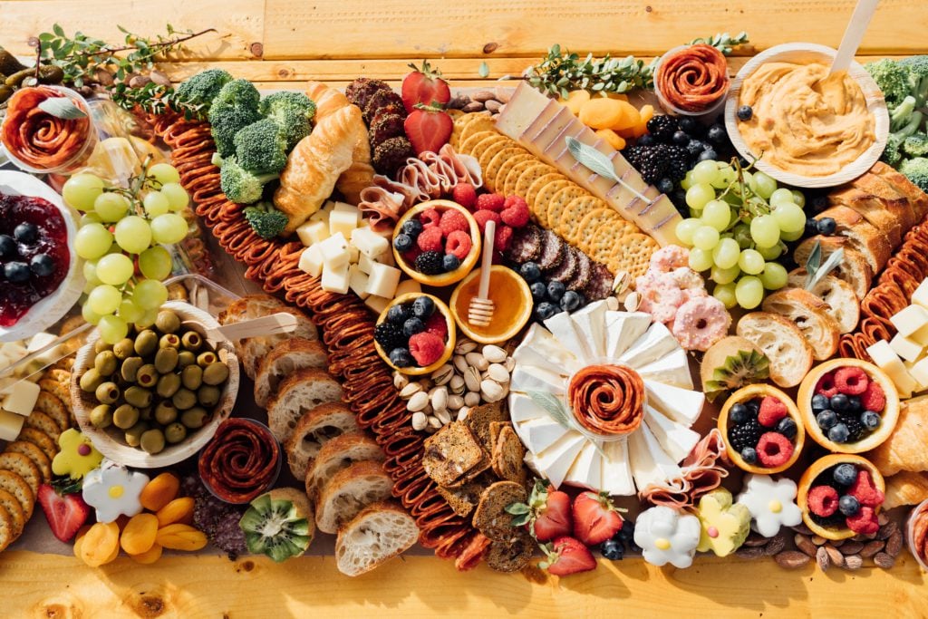 table remplie de nourriture
