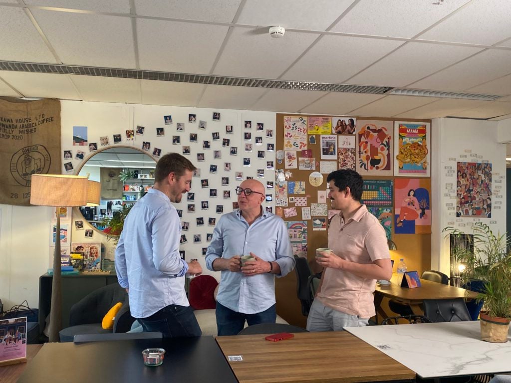 François Sede, Laurent Canu et Léon Gaumeton en train de discuter debout