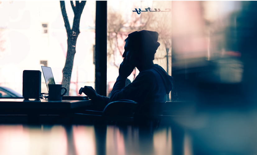 freelance devant son ordinateur dans un café