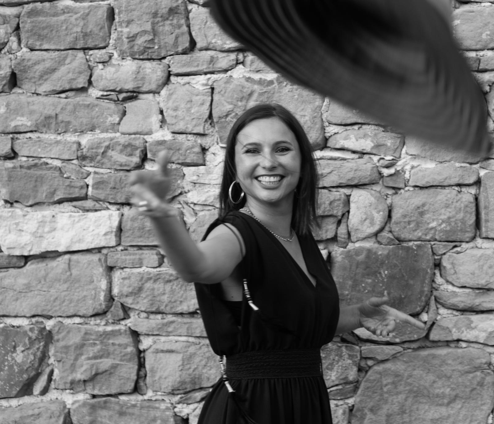 Julie Botté lançant son chapeau vers la caméra.