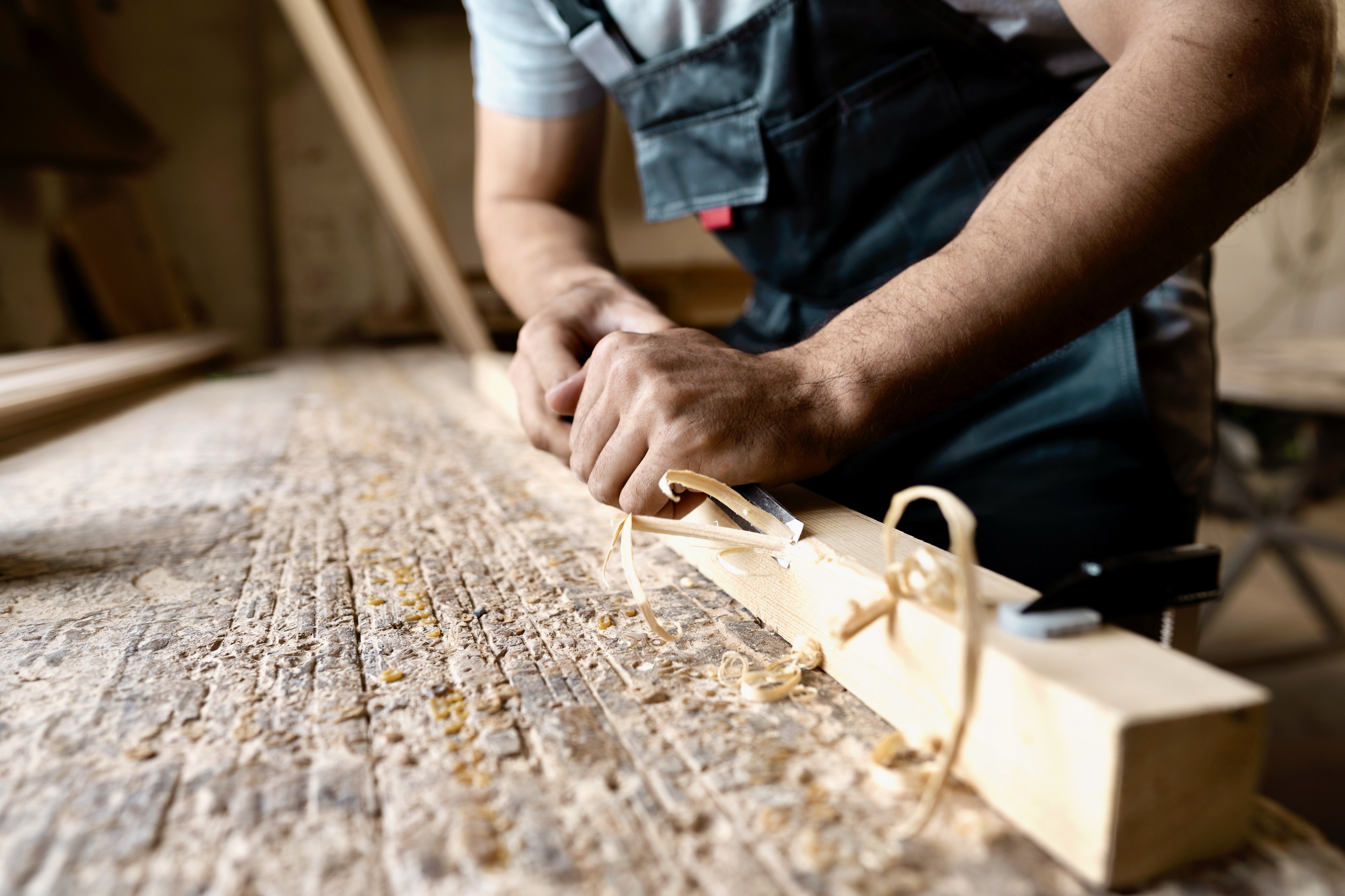 Menuisier travaillant le bois.