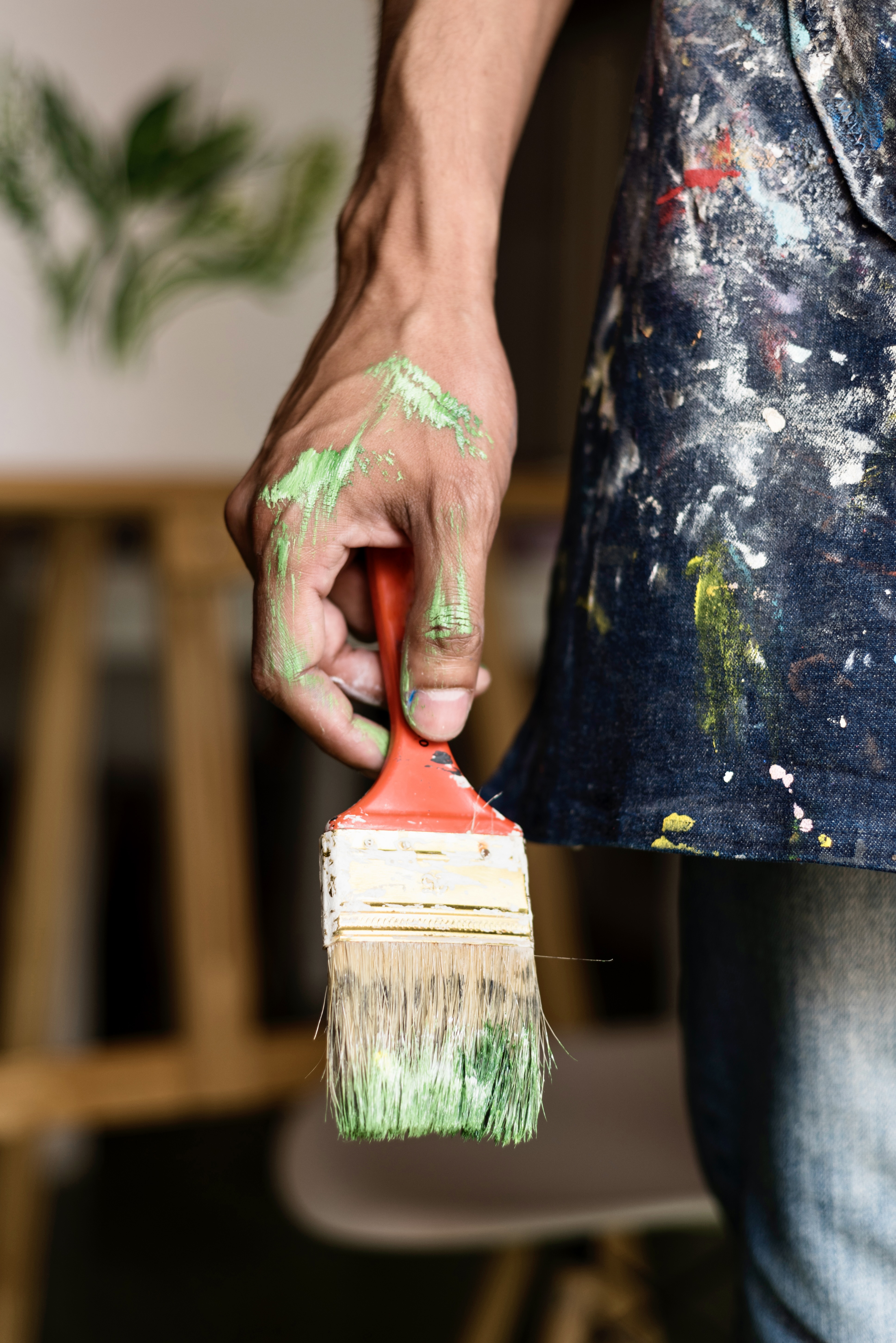 Artiste tenant un pinceau dans la main.