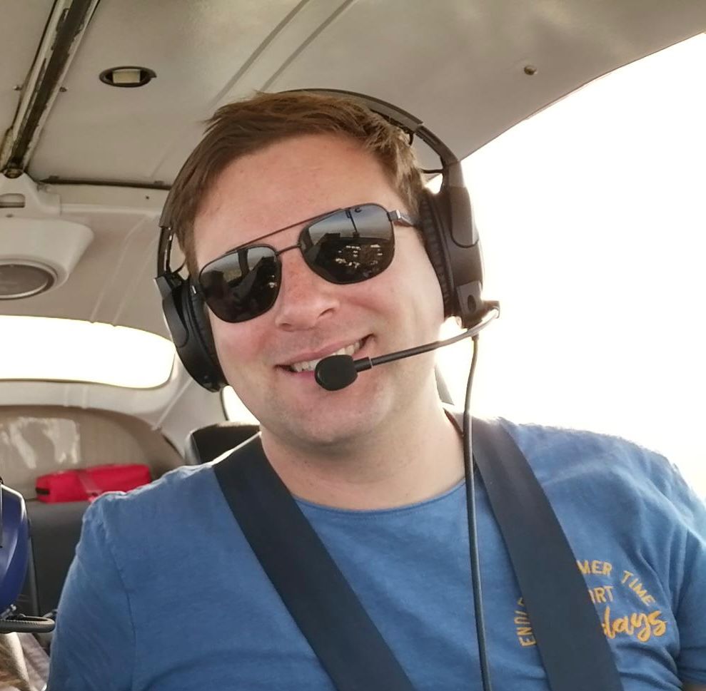 Mike Beermann sitzt mit Headset im Flieger