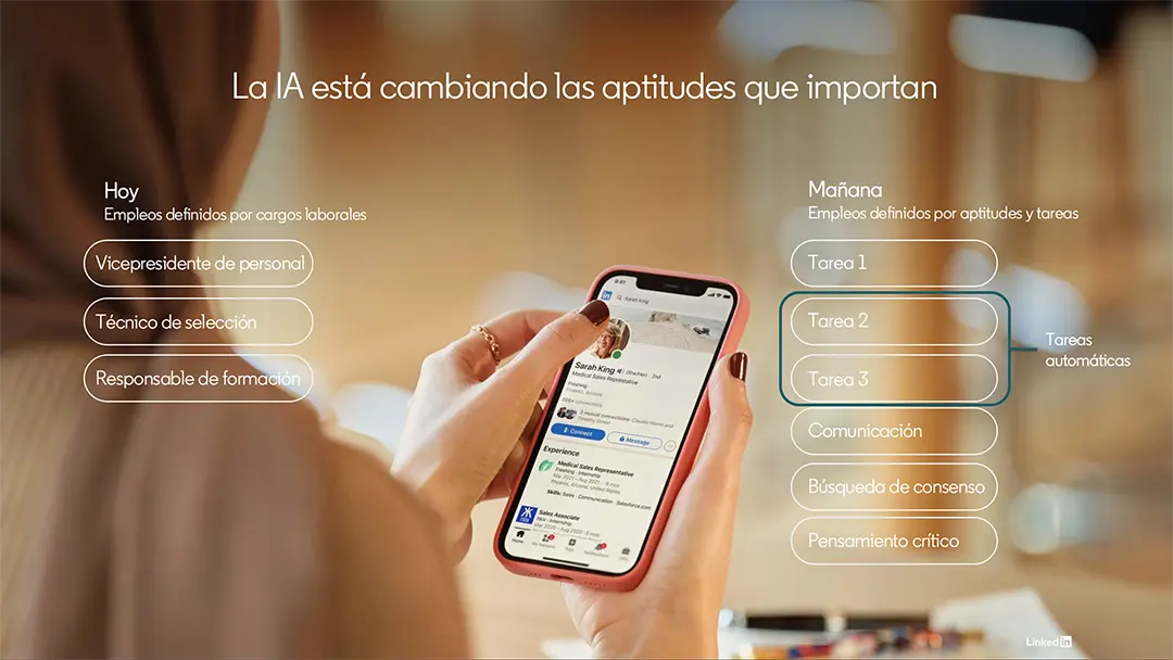 Foto de usuario usando LinkedIn y tareas de mejora para la búsqueda de empleo