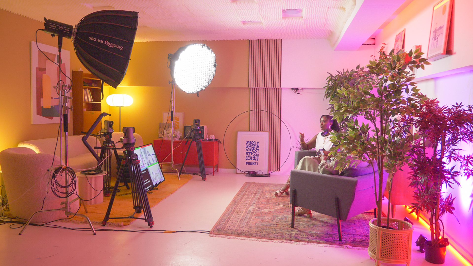 Le plateau du studio VPS pendant un enregistrement : éclairages, caméras sur trépied et invitée installée dans un fauteuil