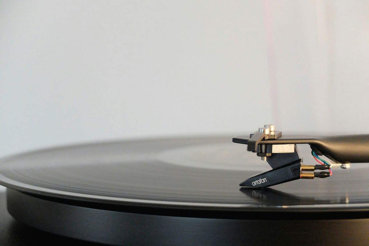 round black vinyl disc on vinyl player