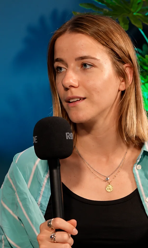 Portrait de Léa, cofondatrice de Lodio, au micro