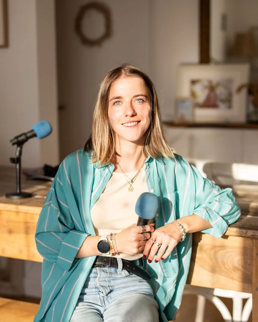 Léa, cofondatrice de Lodio, avec son micro dans un intérieur lumineux