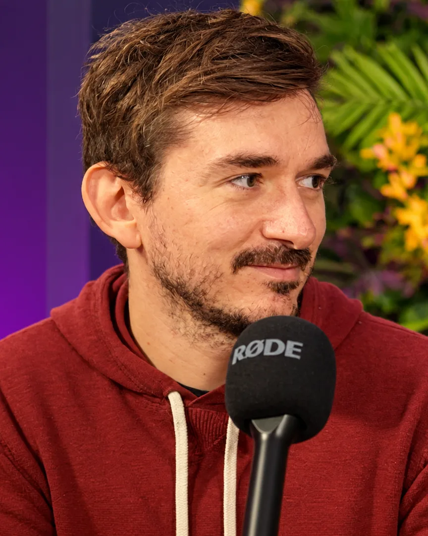 Luc, cofondateur de Lodio, au micro devant un décor de plantes