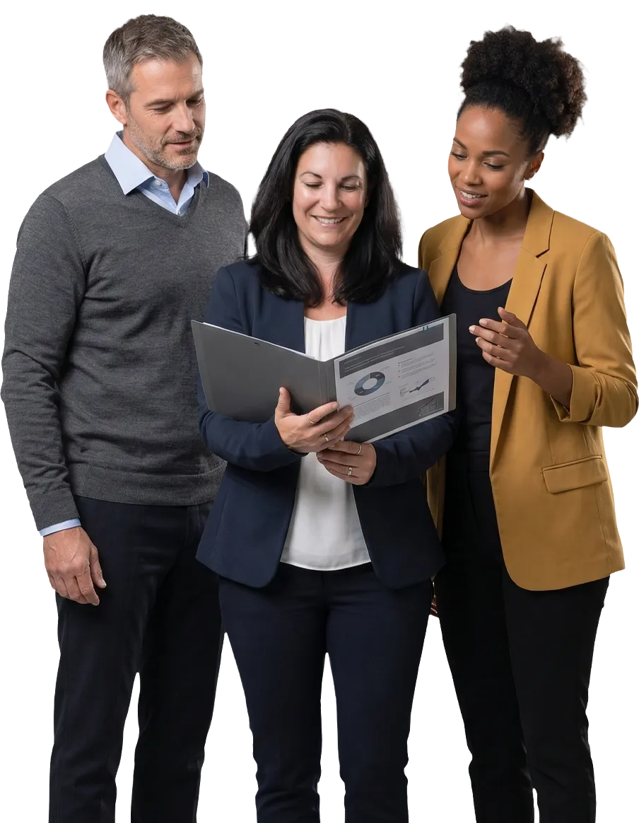 Foto von Heike Dormuth wie sie gemeinsam mit zwei HR-Personalisten eine Strategie zum Lehrlingscoaching bespricht.