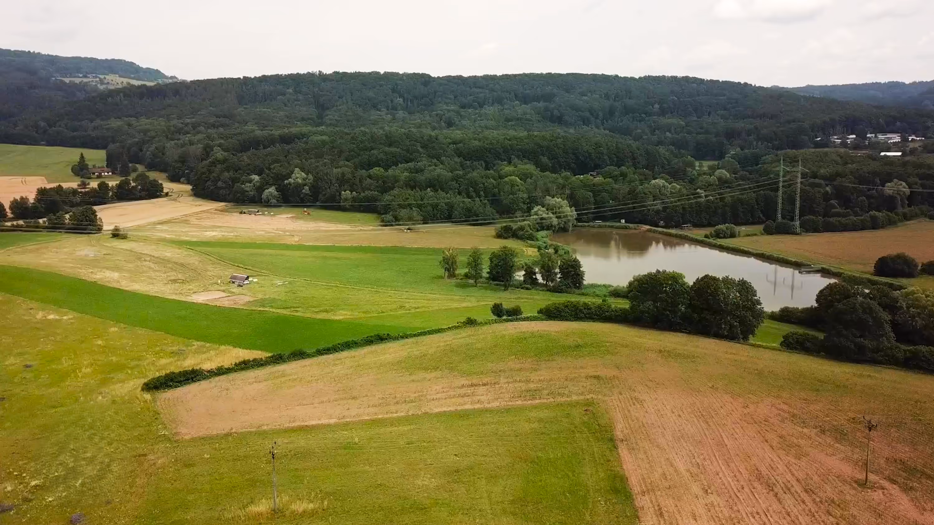 Krajina s kopci a poli poblíž ubytování