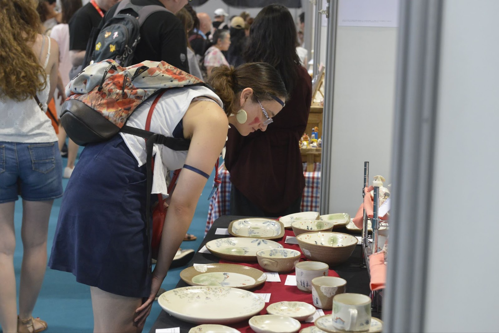 展示作品をじっくりと鑑賞する来場者