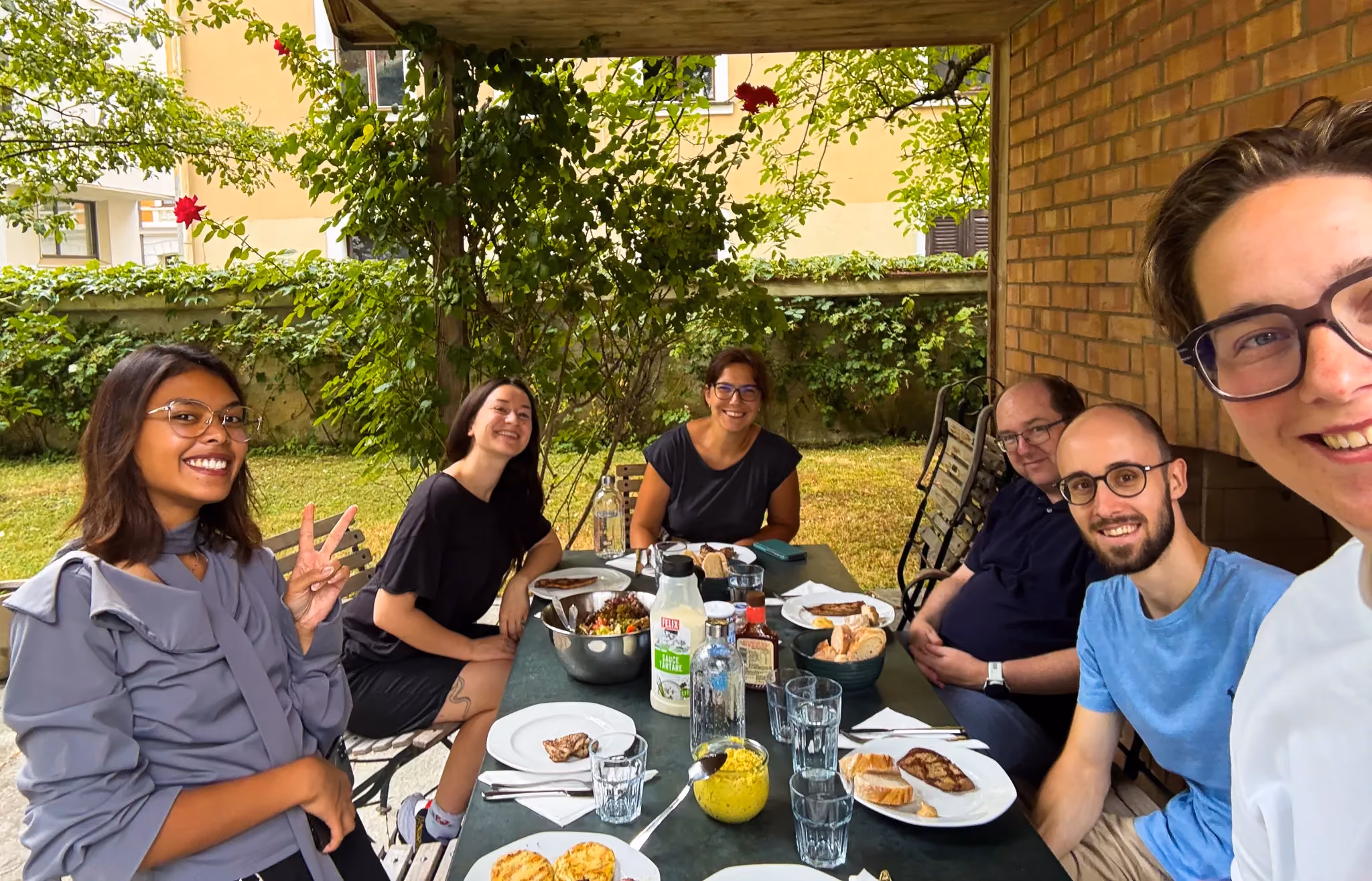 Gemeinsames Mittagessen des Teams von Salzmann Ingenieure