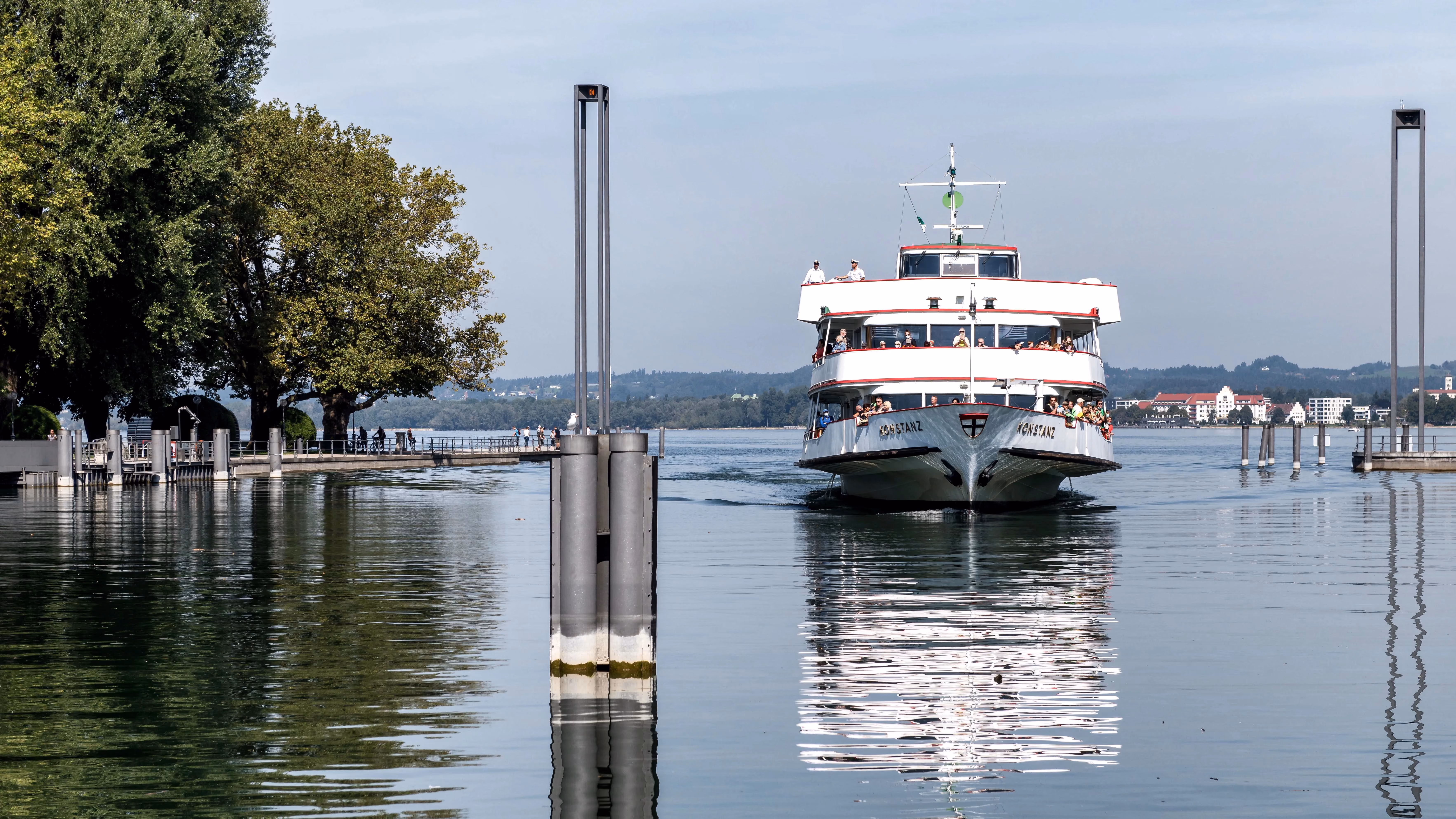 Bodensee mit Schiff vor Bregenz