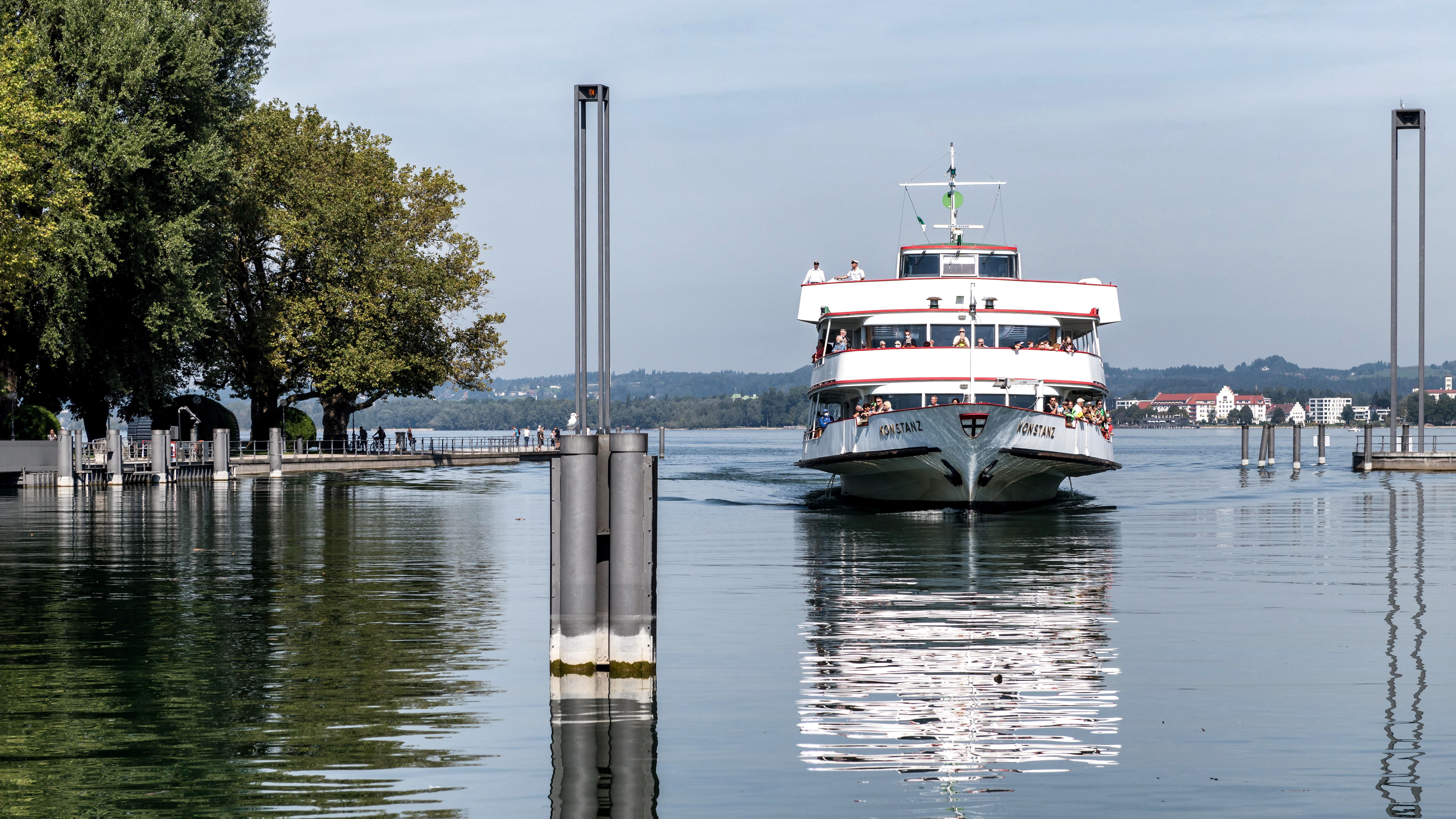 Bodensee mit Schiff vor Bregenz