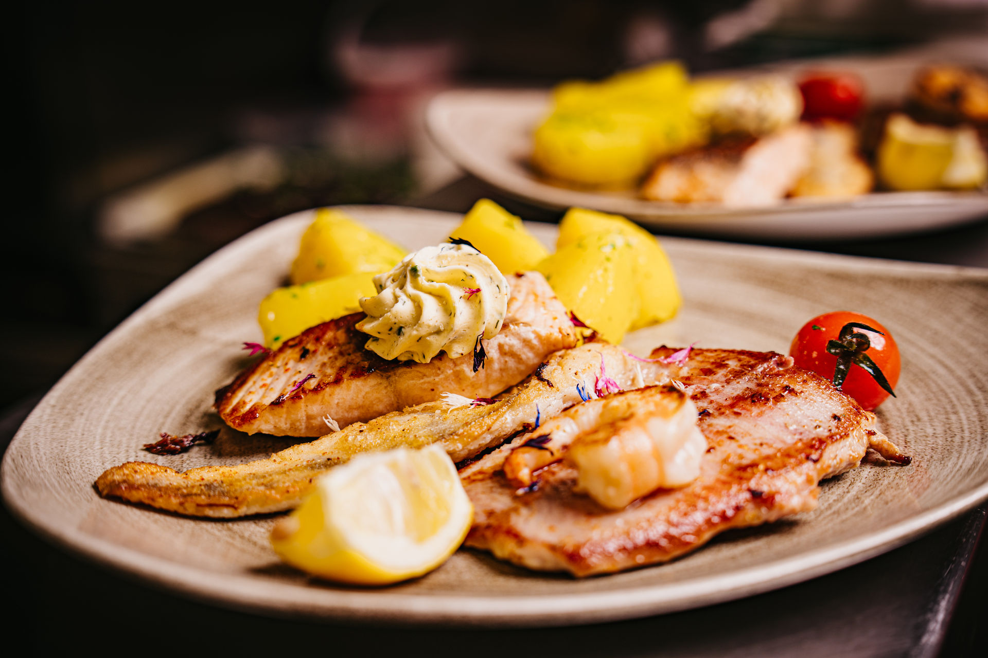 Fisch mit Kartoffeln auf einem weißen Teller
