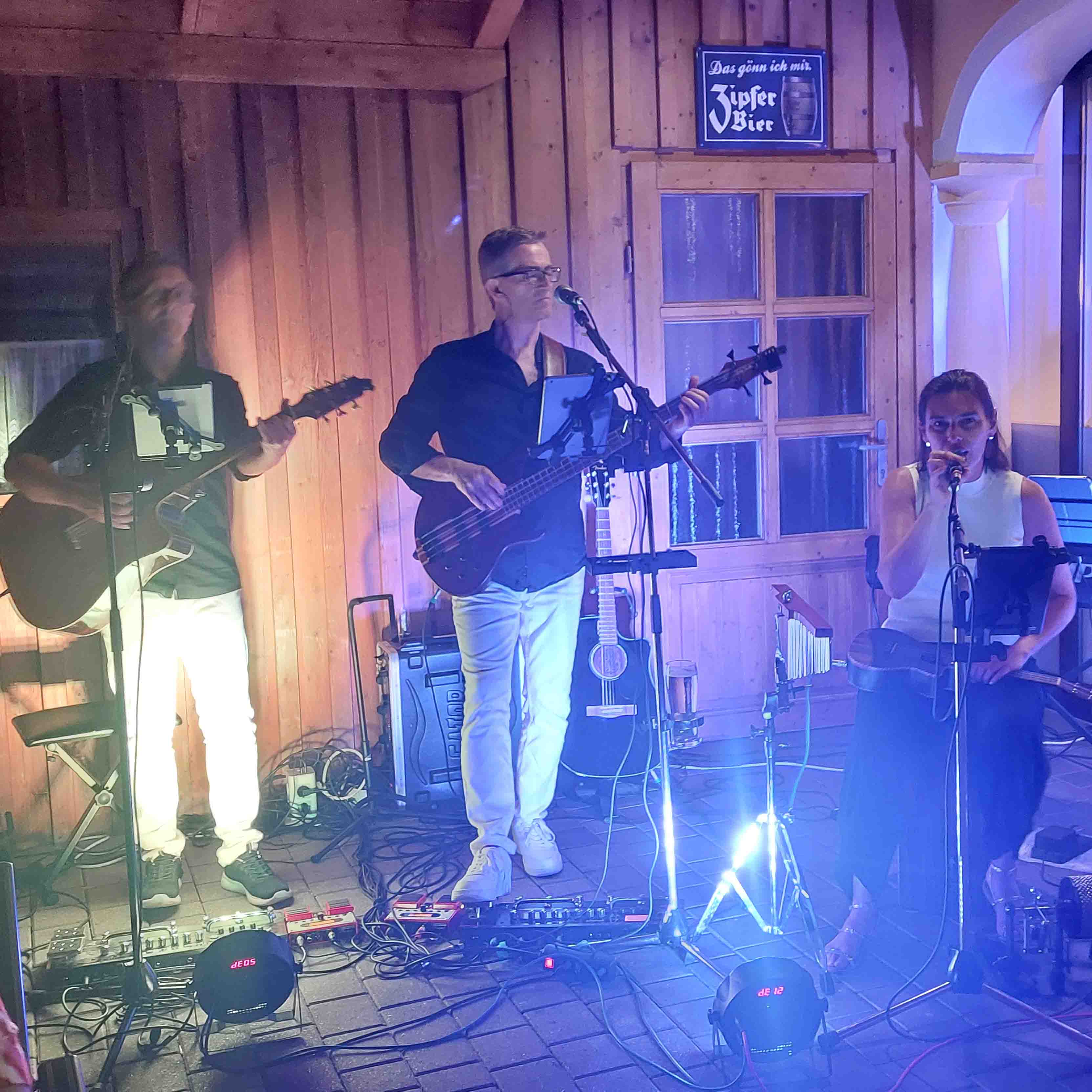 Drei Personen beim Singen