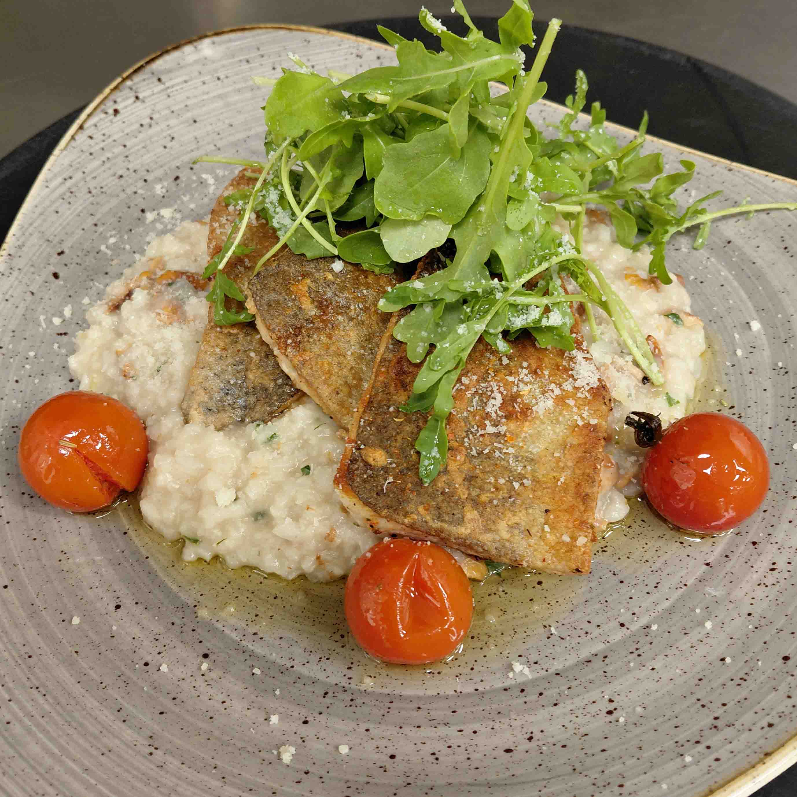 Forellenfilet mit Reis und Salat