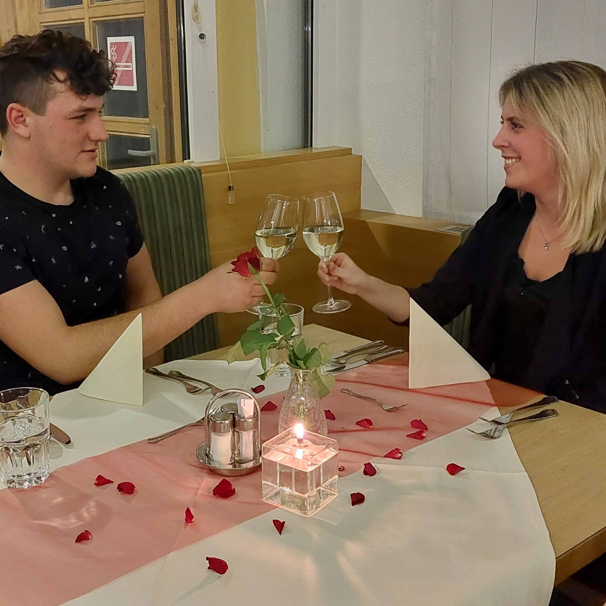 Ein Pärchen stoßt mit einem Wein an
