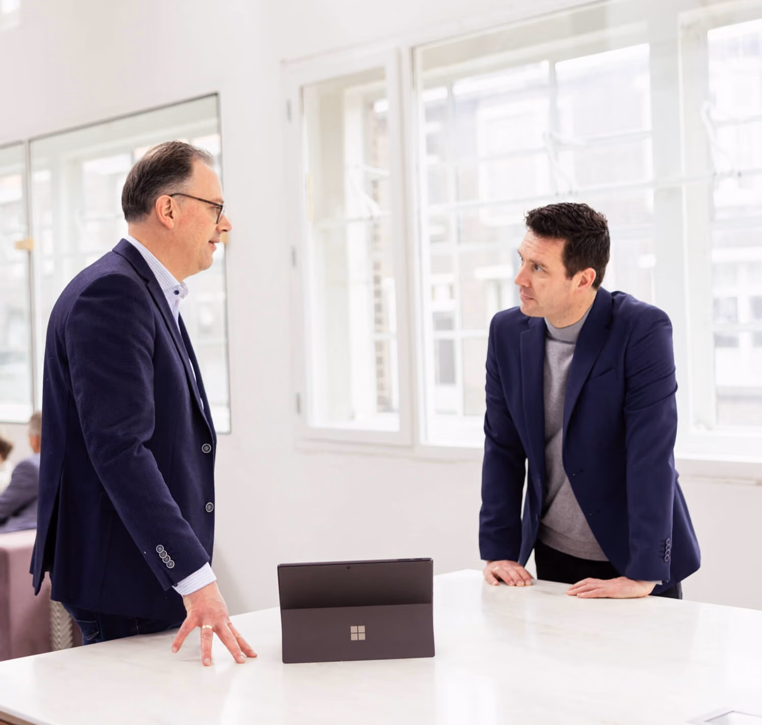 Overleg tussen consultants en opdrachtgever bij Levvl over HR en Process & Business detachering