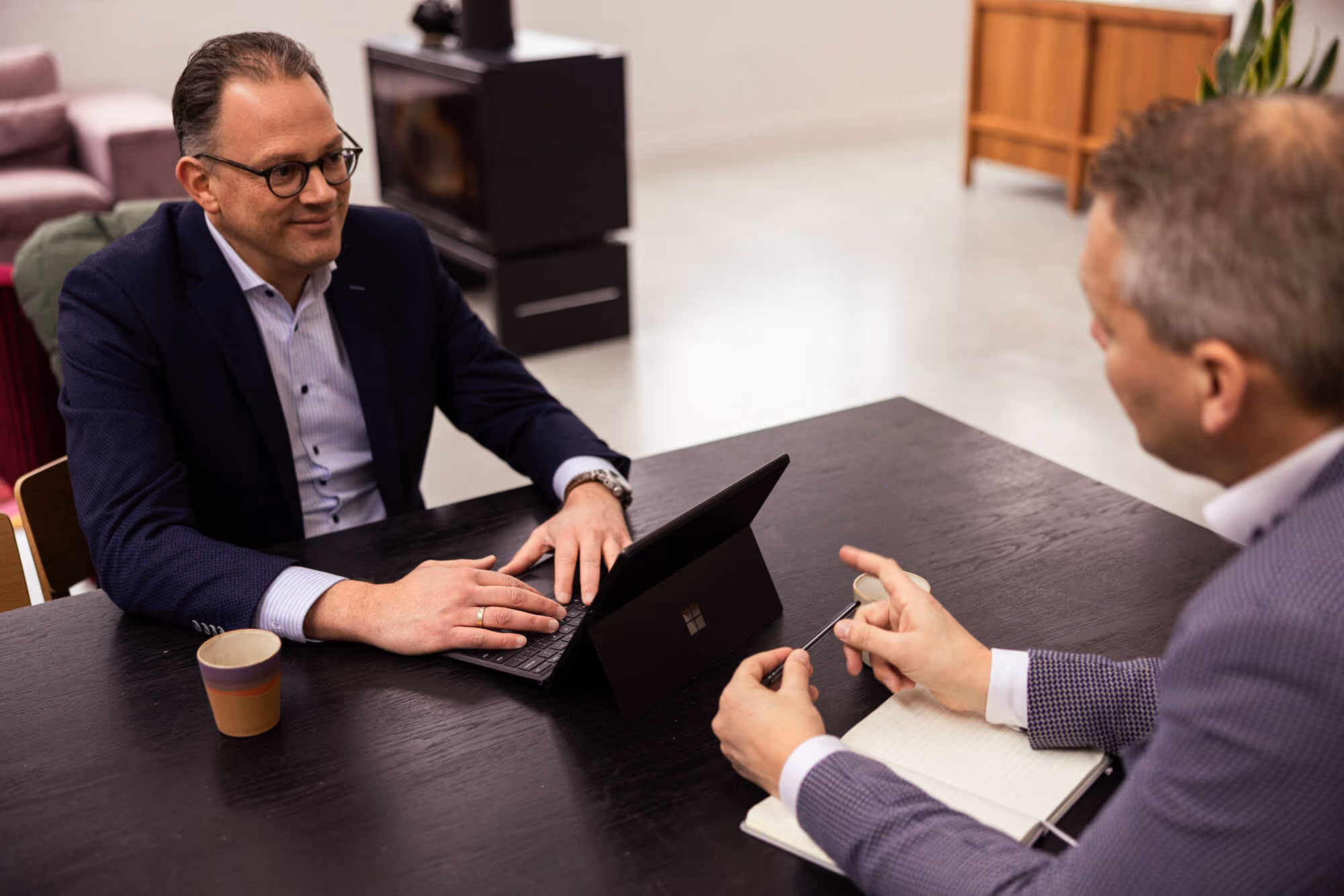 Interim Supply Chain consultants van Levvl in overleg met een opdrachtgever.